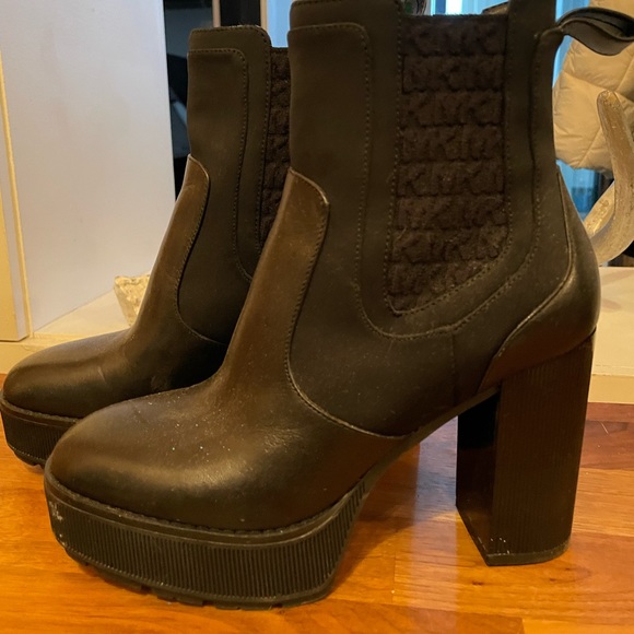 Micheal Kors booties size 6,5 - Picture 2 of 3